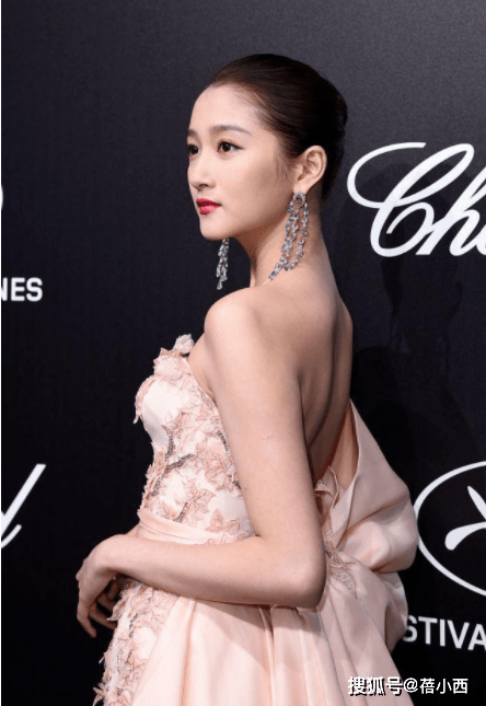 身材|关晓彤早就该这么穿了，穿粉色抹胸露背裙亮相，一点都“不壮了”