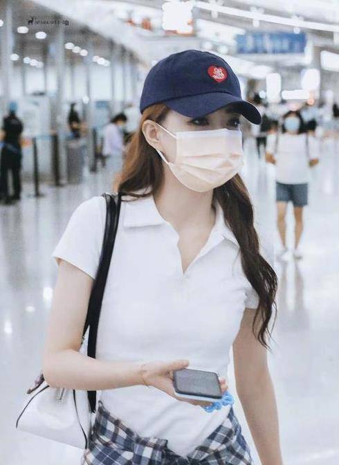 短裙|徐璐机场私服,白色连衣短裙戴棒球帽青春元气,好喜欢