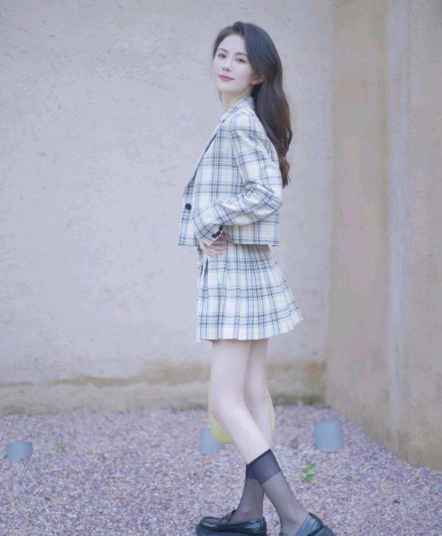 服装|女生可以尝试不同的穿搭风格，呈现不一样的气质，遇见更美的自己