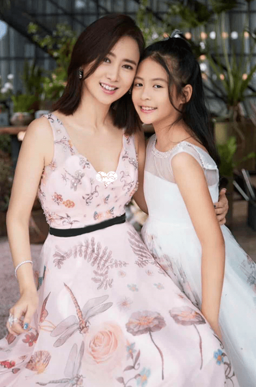 翁虹|翁虹女儿发育真好，穿POLO衫配百褶裙，13岁身高都快赶上妈妈了
