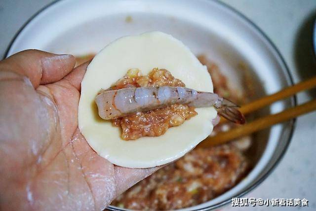 做法|早餐这样吃孩子再也不赖床了，一口一只虾的锅贴，好吃到停不下来