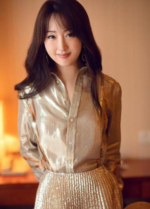 女生|杨钰莹终于“扮嫩”成功，一袭白色礼服温婉可爱，扎丸子头像少女！