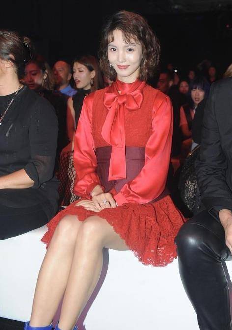 热依扎身材真撩人红色吊带裙出现电视节这魅力成全场焦点