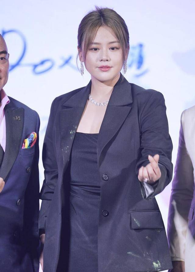 活动|马思纯身材有点控不住，出席活动要穿加大号西装，赘肉快遮不住了