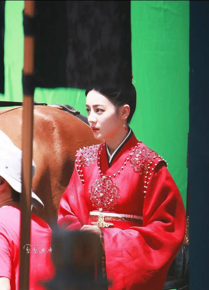 疲态|迪丽热巴新路透出炉！红色长袍造型好惊艳，顶烈日拍摄神情显疲态