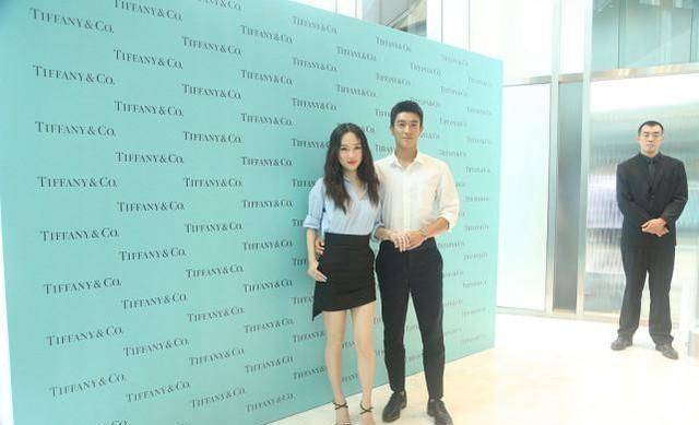 颜色|霍思燕夫妇镜头前秀恩爱,走到哪都要手牵手,还起穿同款条纹装