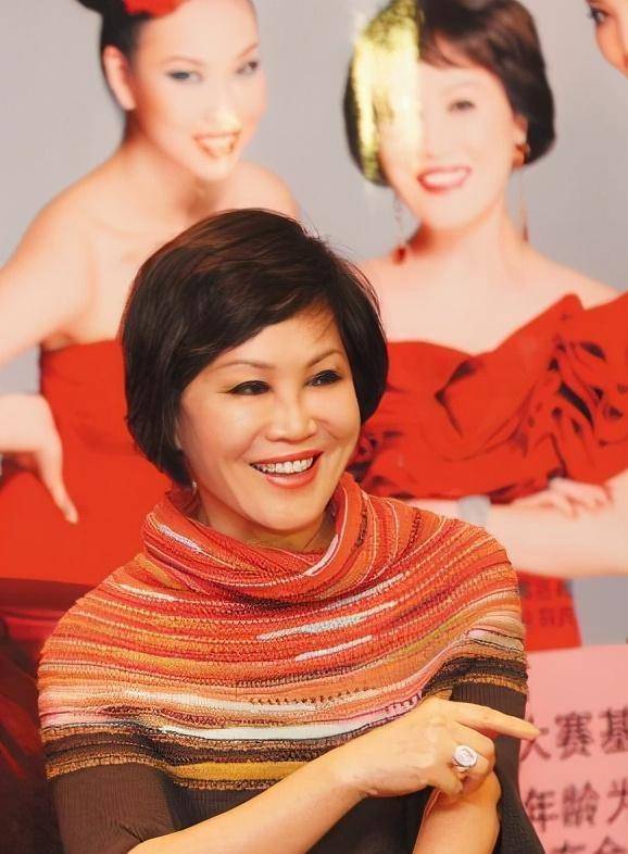 化妆品|靳羽西：春晚前排一坐就是20年，背后的荣誉和成就无数
