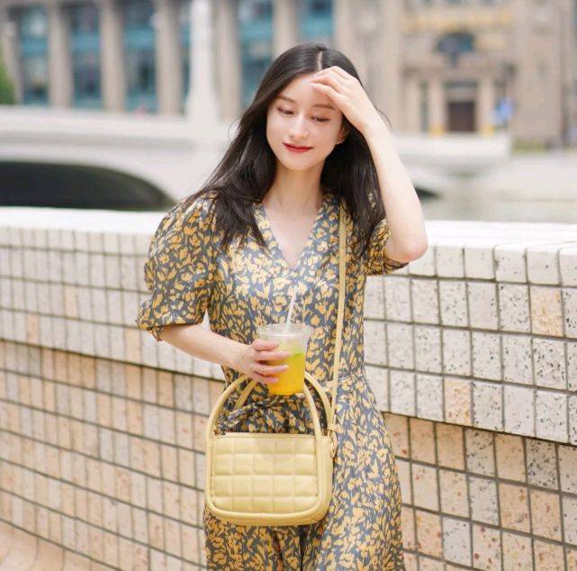 女生|怎么打扮才能变成温柔女孩？合理搭配半身裙，轻松呈现温柔气质
