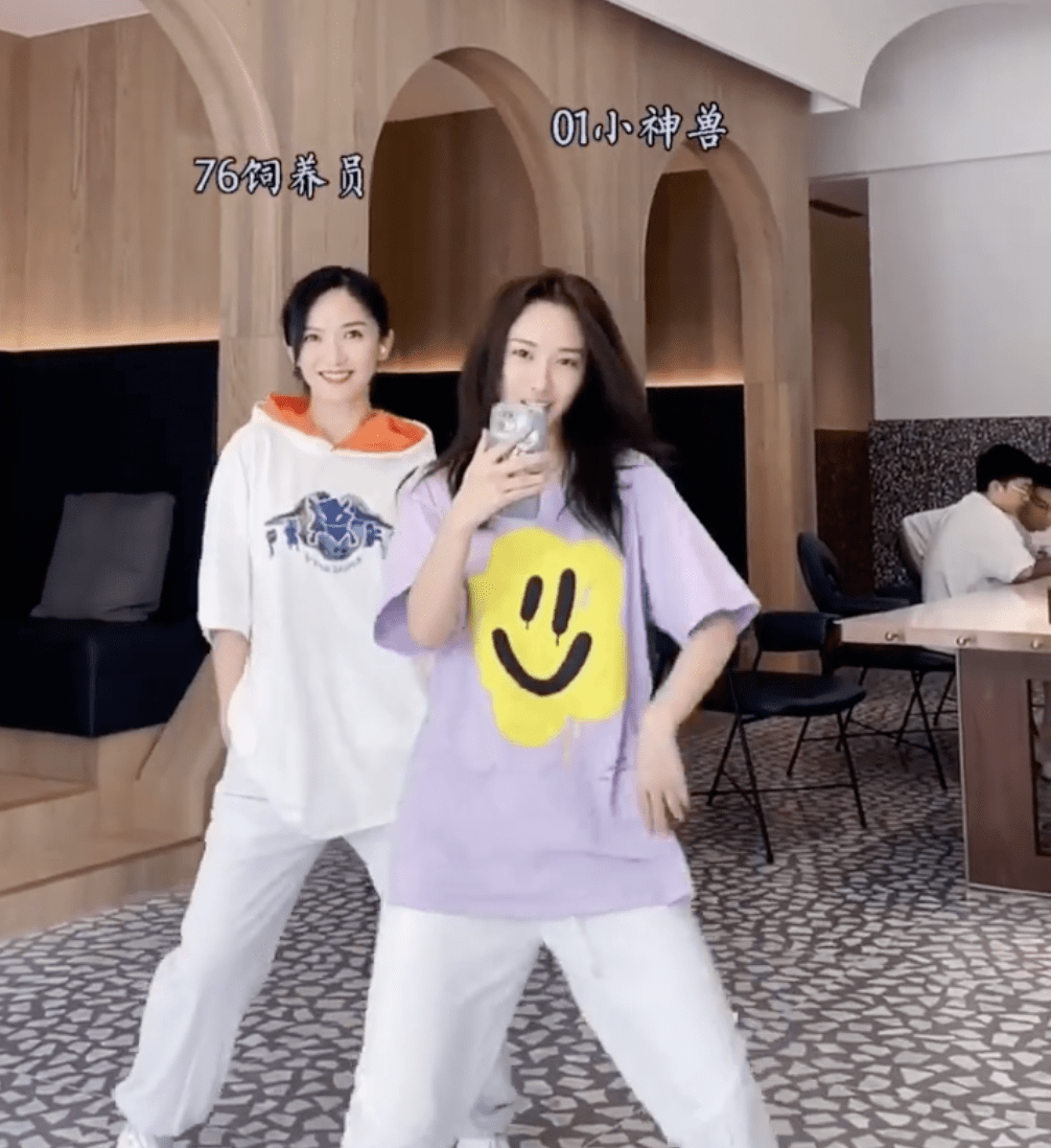 年龄段|祖孙三人同穿旗袍跳舞，孙女时髦妈妈气质，还是67岁外婆最有韵味