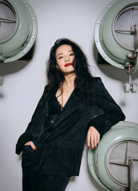 黑色|舒淇这身材不做超模真可惜，穿3D羽毛裙拍杂志，摩登又高级感十足？