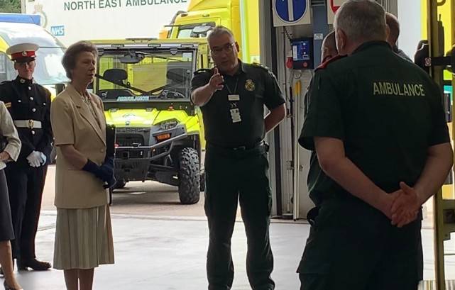 衣袖|英国70岁长公主惊艳亮相!短袖款西装好时髦,皮包骨手臂看得惊心