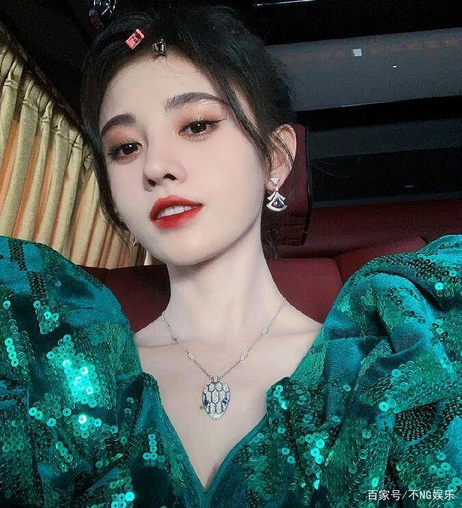 鱼尾|微博之夜鞠婧祎身高引热议，和166吴宣仪齐平？看鞋跟瞬间明白了