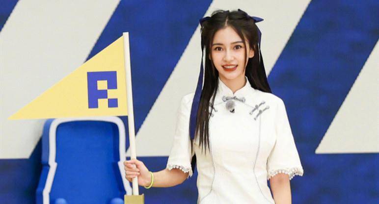 身材|Angelababy拍戏被偷拍，一身白专人撑伞气场大，被吐槽表情太单一