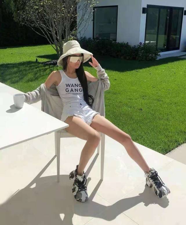 身材|72岁王薇薇开派对！穿亮片裙比年轻人大胆，难怪被36岁男友宠爱