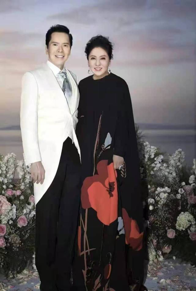 设计|向太走花哨风也超贵气！穿印花裙戴珠宝霸气全开，近照瘦出锥子脸
