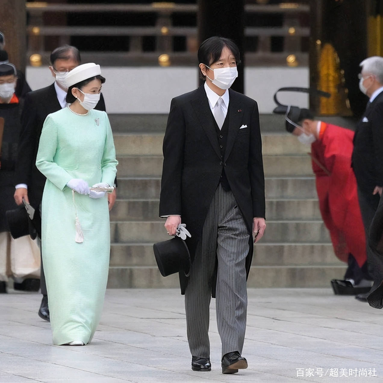 配饰|日本雅子皇后穿一身白亮相,戴珍珠配饰显优雅,被86岁婆婆抢风头