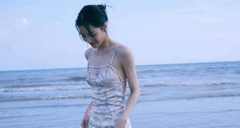进行|钟楚曦日常秀身材，“草帽＋小吊带”海边标配穿搭，夏日感十足