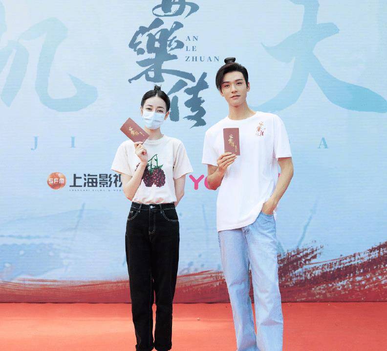 疲态|迪丽热巴新路透出炉！红色长袍造型好惊艳，顶烈日拍摄神情显疲态