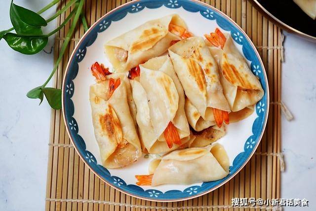 做法|早餐这样吃孩子再也不赖床了，一口一只虾的锅贴，好吃到停不下来
