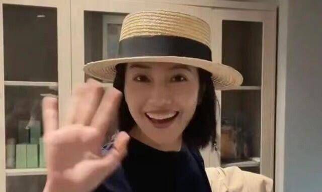 传闻|高圆圆打破怀孕绯闻！穿白色裙装亮相活动，折纸领口成全身亮点