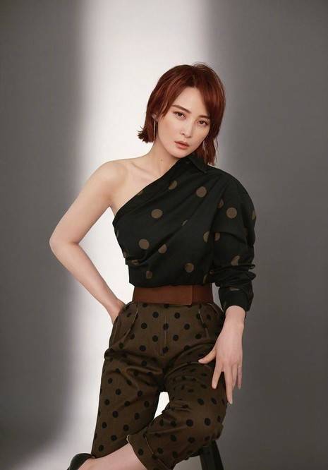 整体|44岁蒋勤勤真的嫩，穿衬衫配裙子洋气减龄，完全没有皱纹太冻龄？