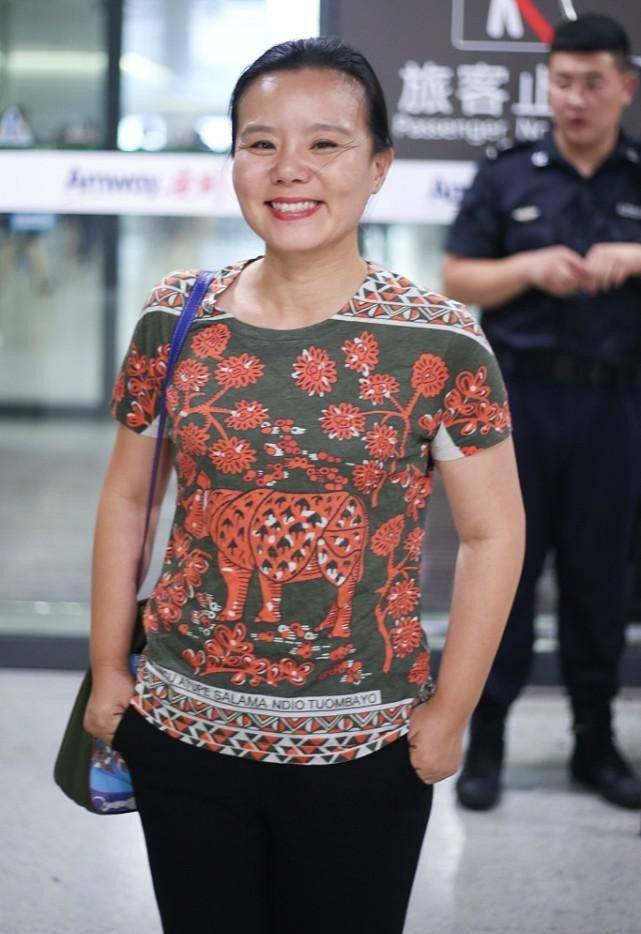 图案|龚琳娜真是不拿自己当名人，穿接地气的花哨T恤，和路人差不多