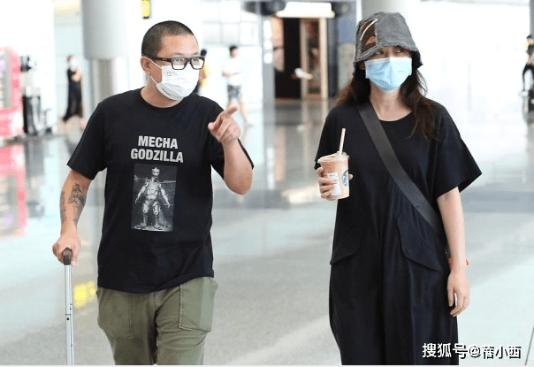 黑色|梅婷与老公走机场，穿宽松黑裙子配渔夫帽，简约低调却蛮有高级感