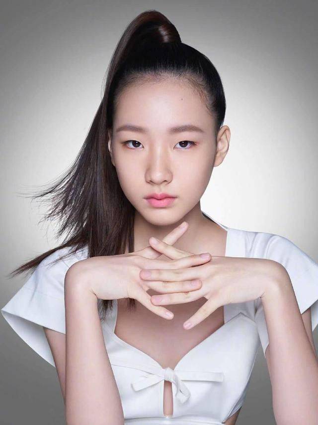 套装|小S女儿长大了，比妈妈高半头，穿紫色工装气场堪比超模，太亮眼