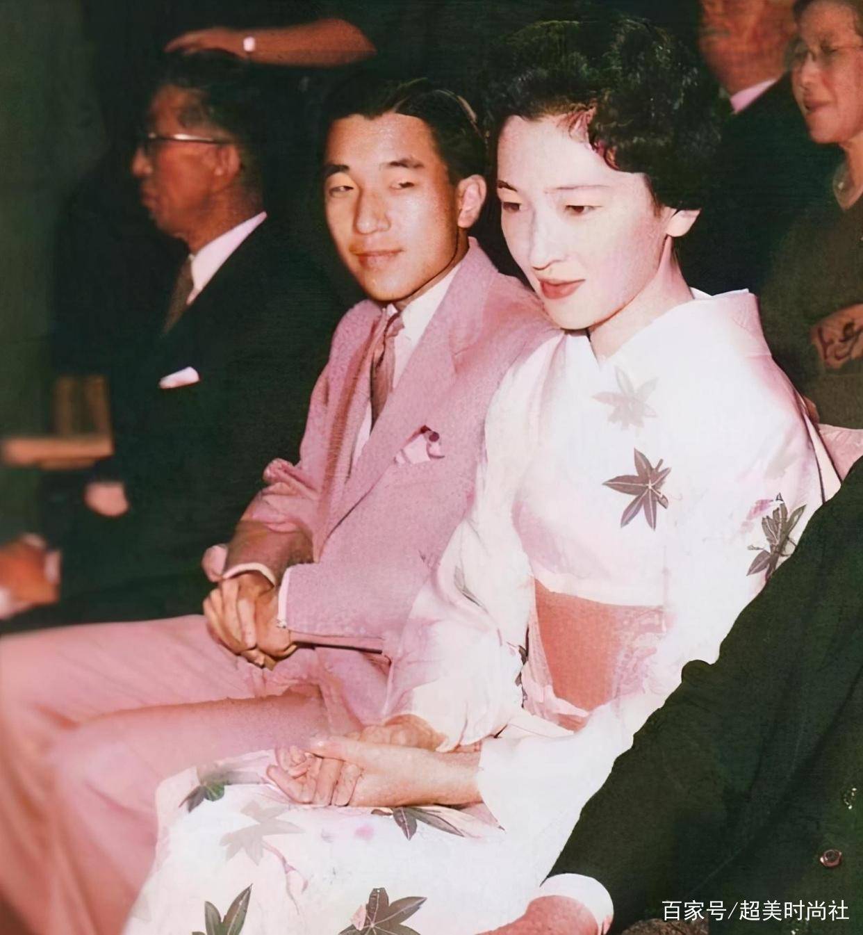 配饰|日本雅子皇后穿一身白亮相,戴珍珠配饰显优雅,被86岁婆婆抢风头