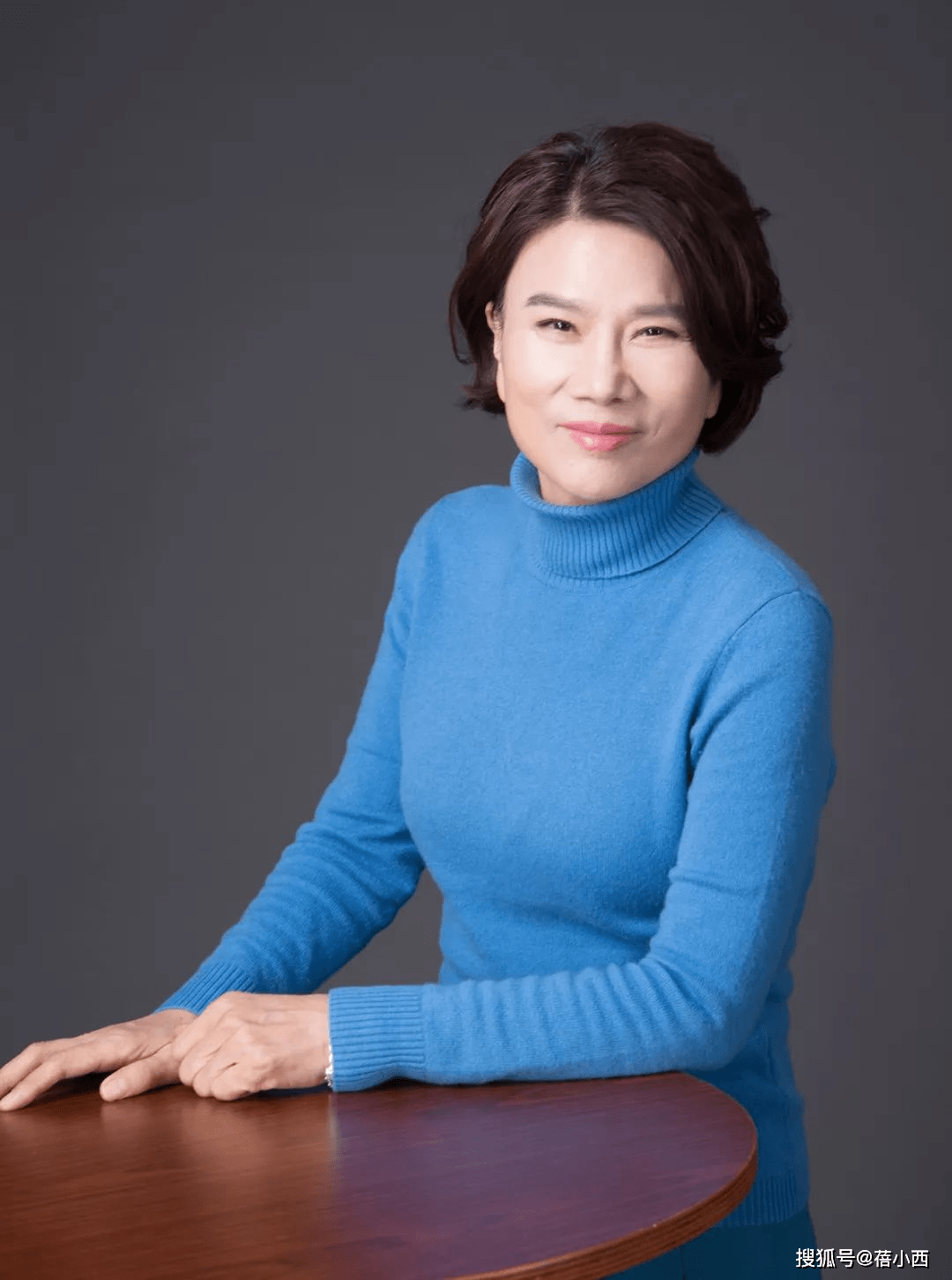 工装裤|董明珠越老越有时尚感,把衬衫当做外套来穿,再配白色内搭超减龄