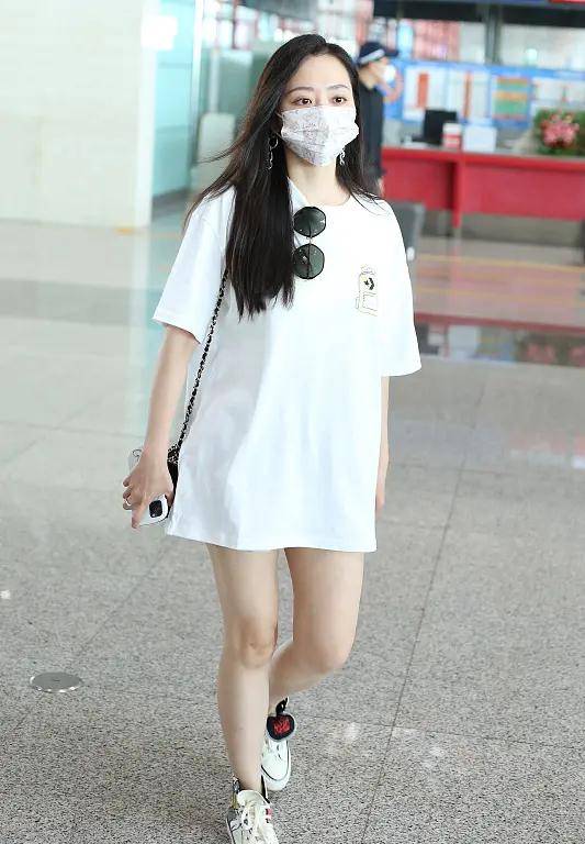 身材|张靓颖瘦了真高调，穿大码T恤玩失踪走机场，竹竿腿身材变化大