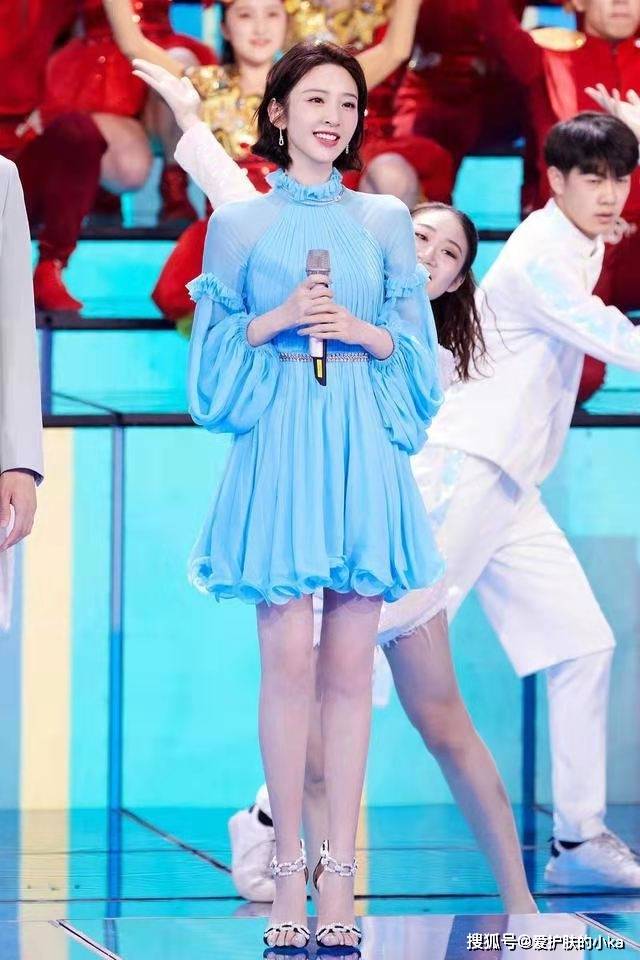 设计|唐艺昕气质好甜，就算穿着高贵优雅的丝绸裙，也藏不住“甜妹感”