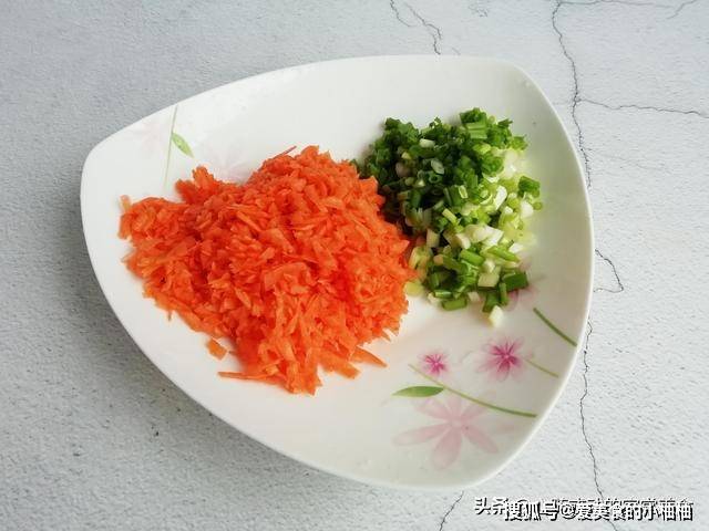 葱花|最快速的早餐饼做法，不揉面不发面，筷子搅一搅，10分钟做好早餐