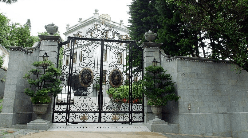 据了解,吕丽君目前居住在市值超过10亿的白建时道12号豪宅,但这套豪宅
