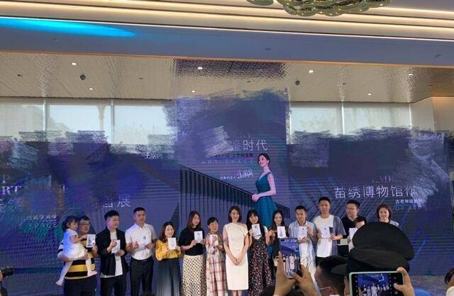 传闻|高圆圆打破怀孕绯闻！穿白色裙装亮相活动，折纸领口成全身亮点