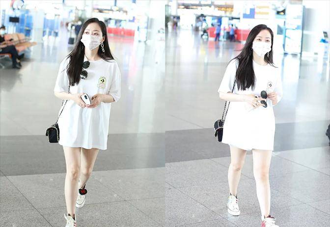 身材|张靓颖瘦了真高调，穿大码T恤玩失踪走机场，竹竿腿身材变化大