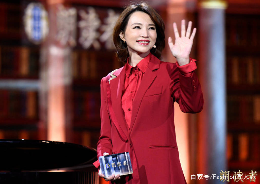 黑色|董卿《朗读者3》造型曝光！衬衫+高腰裤、西装，教你如何穿高级