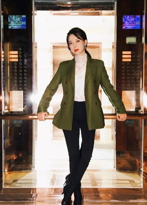 面料|真正会穿的女人，穿西装外套不会配小脚裤，看陈数就知道了？