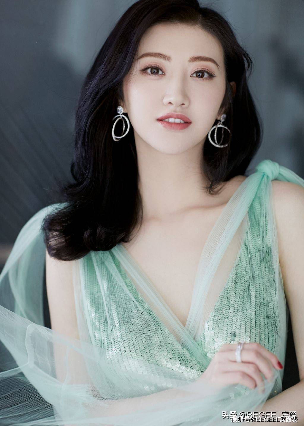 耳环|女人约会戴这三种首饰，温柔又有女人味