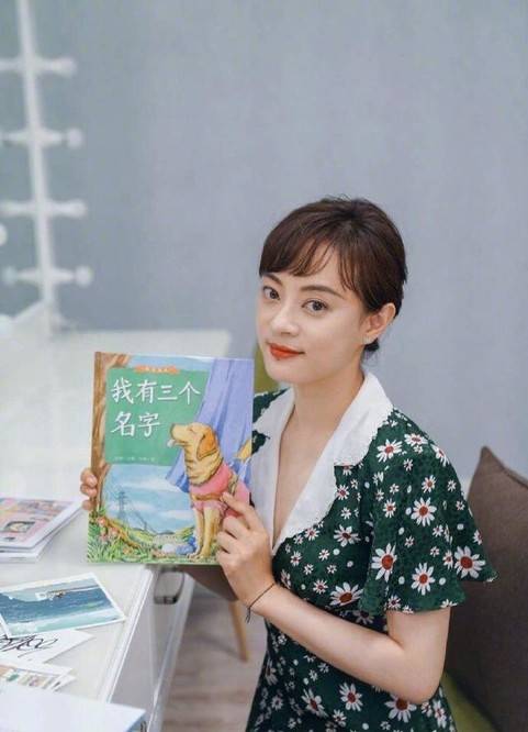 黑色|孙俪换新发型，齐刘海搭碎花裙演绎法式风，网友：太有女人味了？