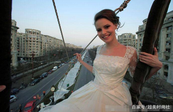 世界婚纱_小乔老婆穿结婚婚纱拍大片,23米裙摆对比世界最长婚纱简直小儿科