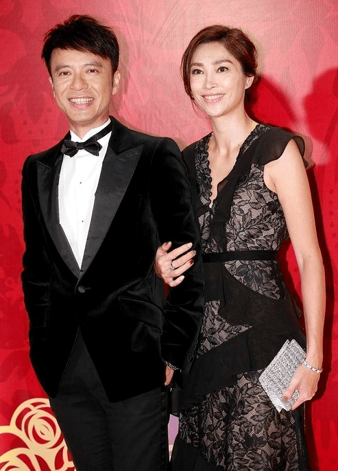 身材|李克勤47岁妻子太气质，穿蕾丝裙高挑又窈窕，超模身材真“招摇”