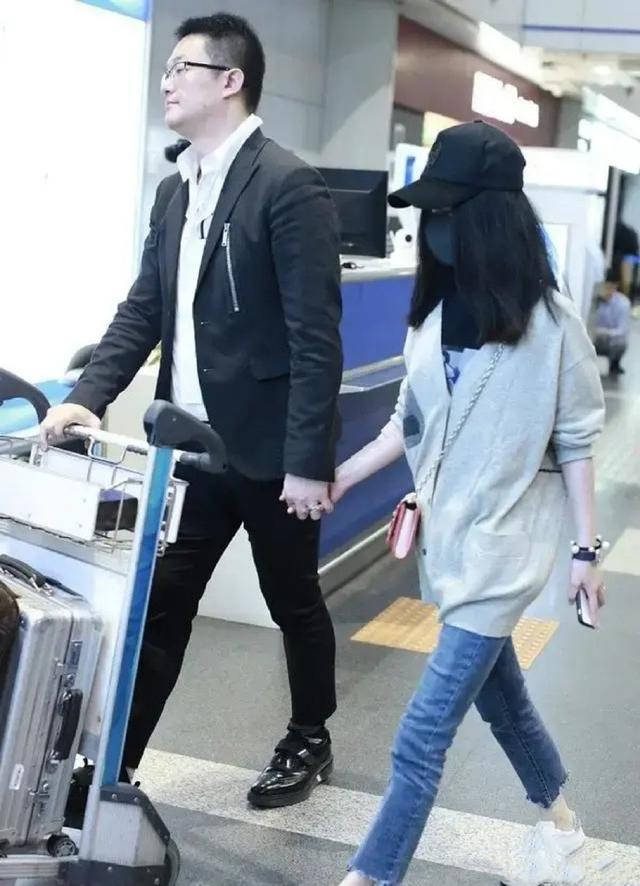 老公|姚笛真嫁对了，机场老公独自推行李，她只负责美