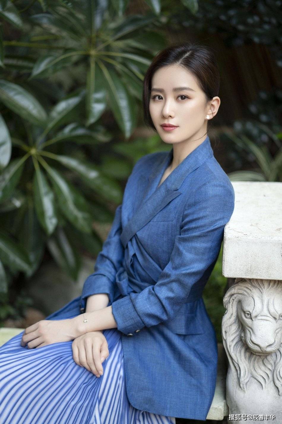 美得|刘诗诗美得真自信!西装配“百褶裙”高级又甜美,清爽色调还减龄