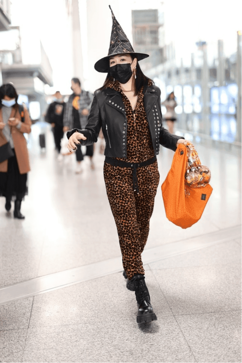 魅力|钟丽缇与女儿走机场，针织开衫配白色短裤超洋气，母女美如姐妹花