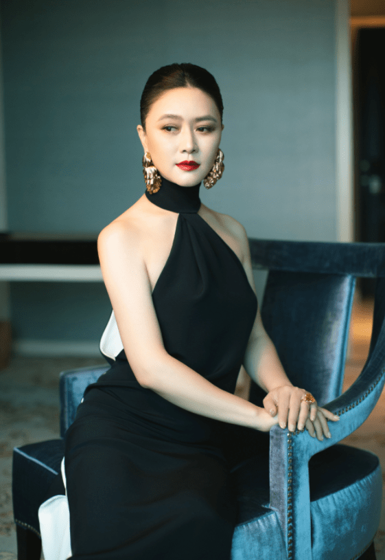 耳环|田海蓉气质绝了！五官立体，身材凹凸有致，穿黑色连衣裙高贵优雅