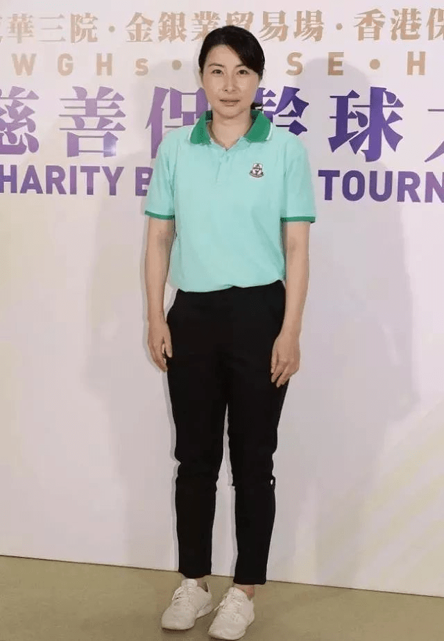 郭晶晶|郭晶晶低调赴日本，穿运动装拉28寸老款行李箱，真像返校的大学生