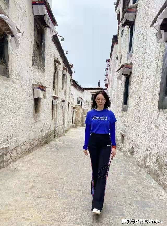 蓝色|陈数奔五了照样扮嫩！蓝色T恤叠穿居然有高级感，不愧是旗袍女神