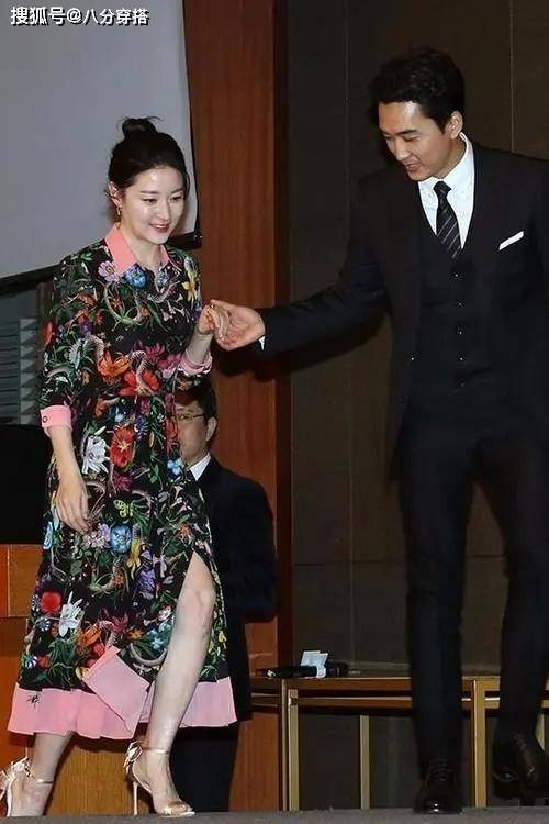 气质|李英爱这气质真“绝”了，格纹上衣配印花裙也不花哨，优雅高级