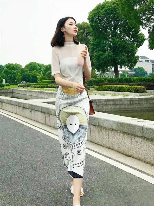 时尚|夏天身穿印花半身裙搭配白色打底衫，美丽动人，时尚又潮流。